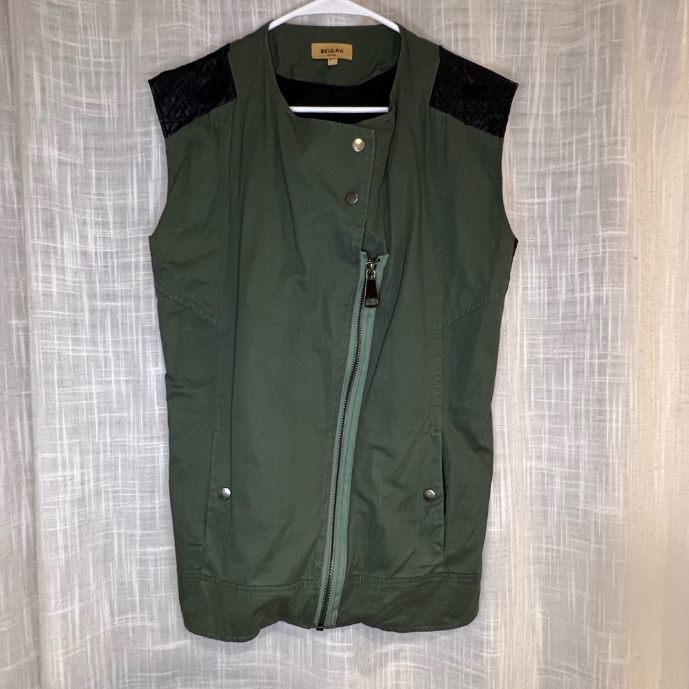 OLIVE GREEN VEST WITH ZIPPER AND LEATHER SIDES AND CAPS